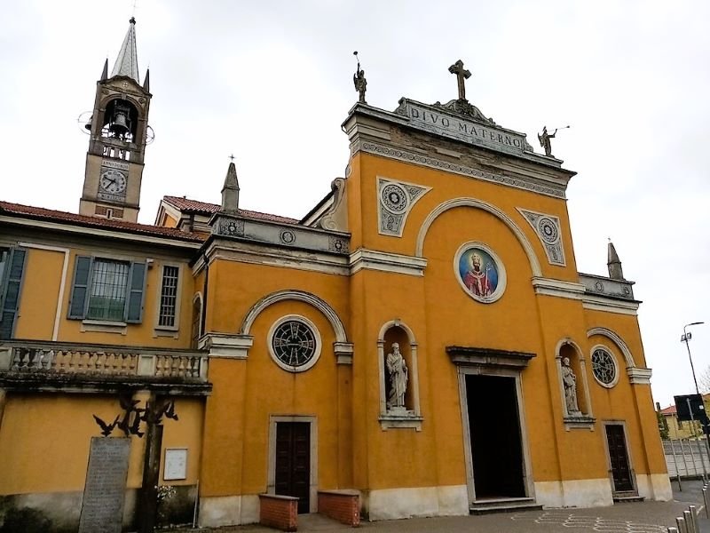 La facciata della chiesa di San Materno e il campanile nel centro di Figino