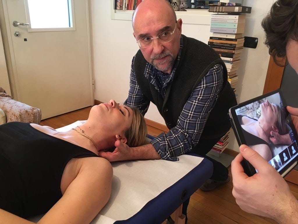 Il prof. Franco Maiuri durante un trattamento osteopatico