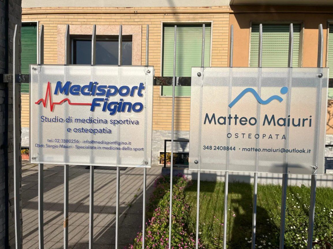 Le targhe di Medisport Figino e dello studio di osteopatia all'ingresso di via Anghileri 4