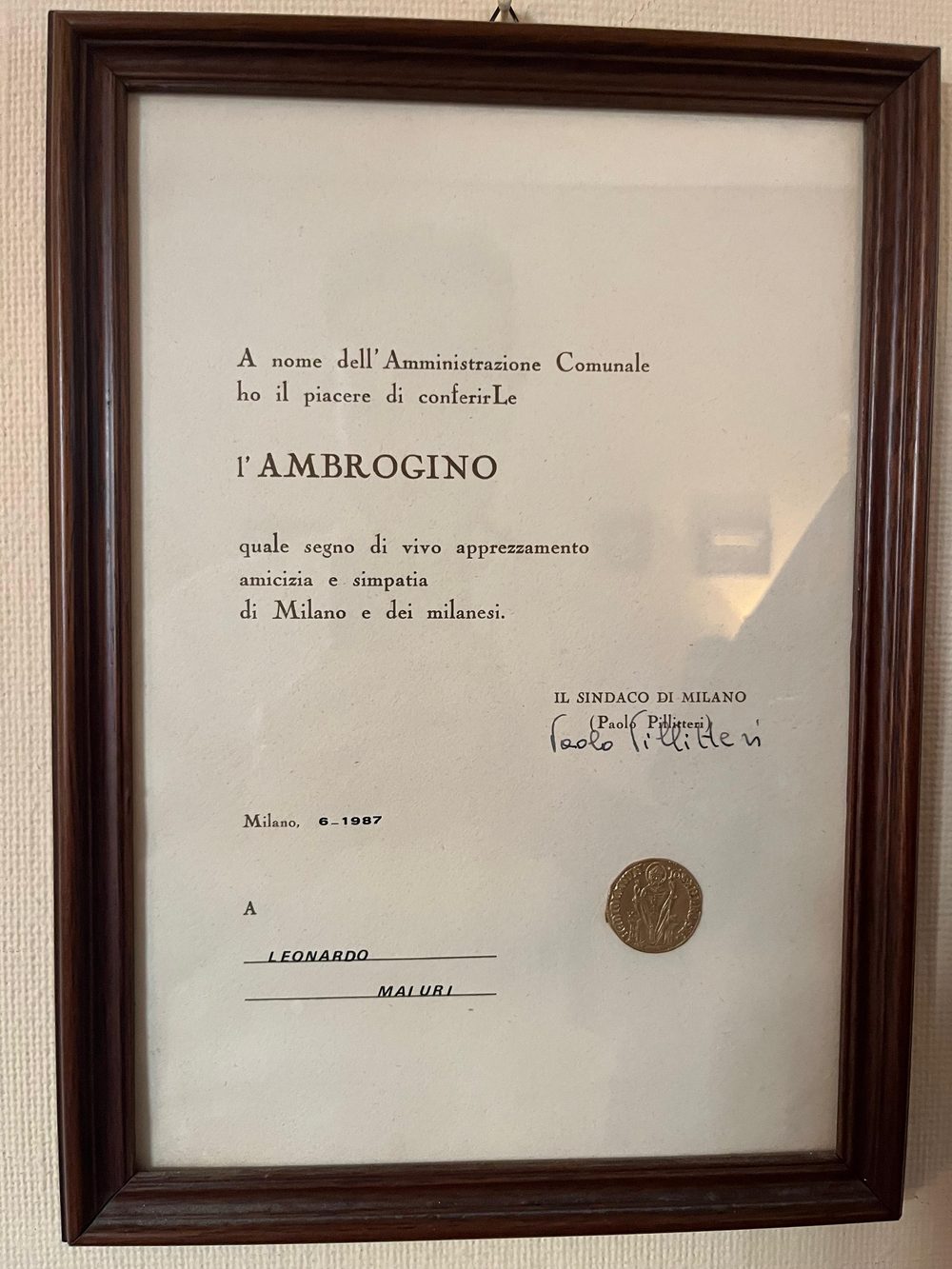 Il diploma dell'Ambrogino conferito a Leonardo Maiuri dal sindaco di Milano nel 1987