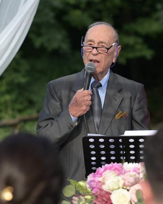 Il dott. Leonardo Maiuri parla al microfono durante una cerimonia