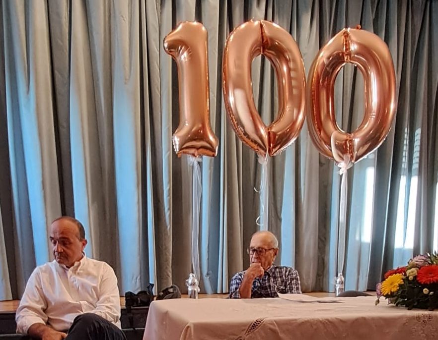 La festa per i cent'anni del dott. Leonardo Maiuri, con i palloncini 100 e il figlio Sergio