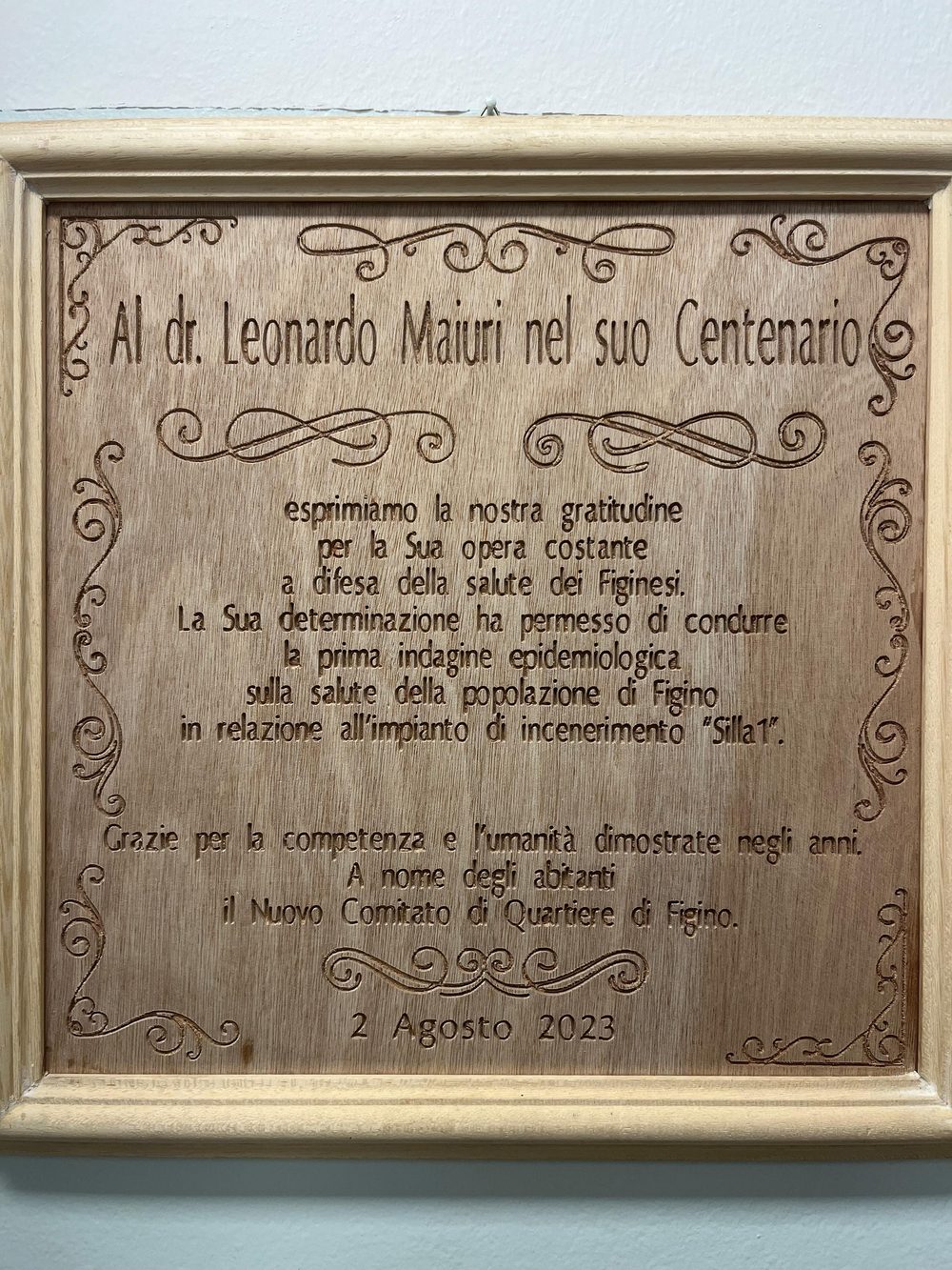 La targa in legno del Nuovo Comitato di Quartiere di Figino per il centenario del dott. Leonardo Maiuri
