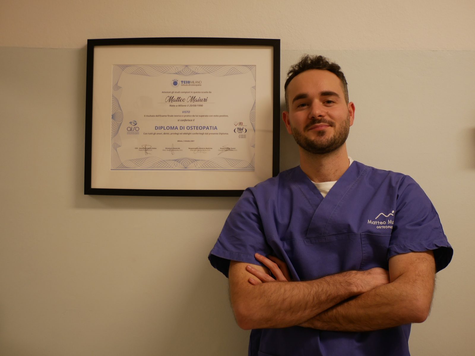 Matteo Maiuri, osteopata, accanto al suo diploma di osteopatia