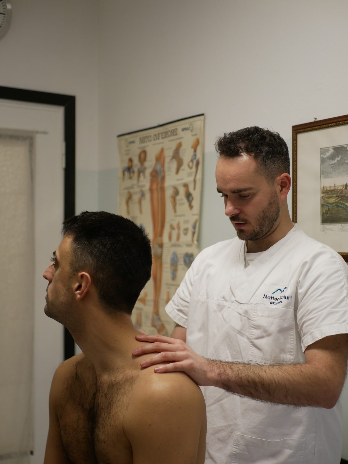 Matteo Maiuri valuta la spalla e il collo di un paziente