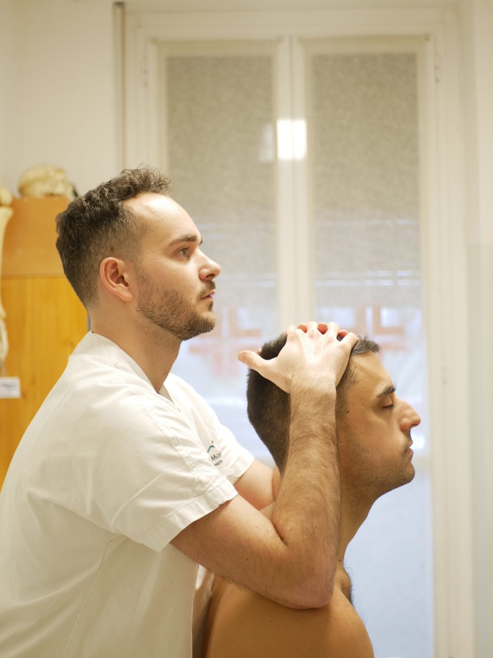 Matteo Maiuri durante un trattamento osteopatico del tratto cervicale