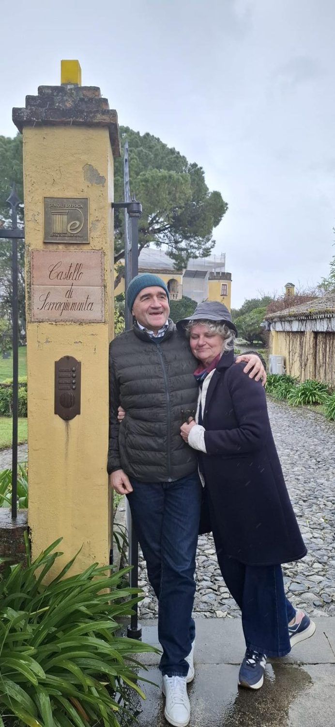 Il dott. Sergio Maiuri abbracciato alla moglie Monica all'ingresso del Castello di Serragiumenta
