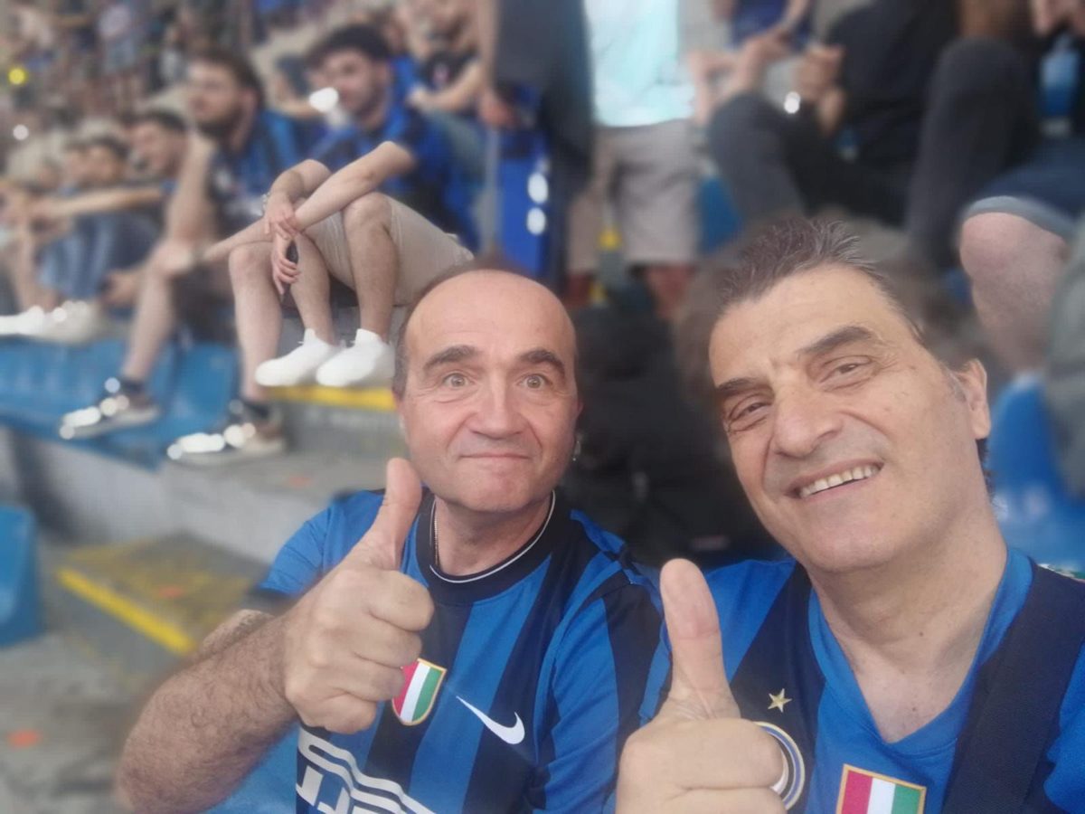 Il dott. Sergio Maiuri allo stadio con la maglia dell'Inter