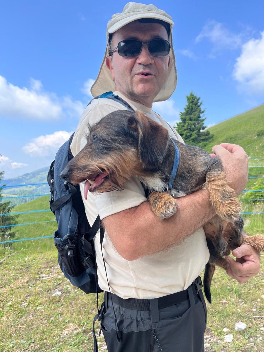 Il dott. Sergio Maiuri in montagna con in braccio il suo cane Syd