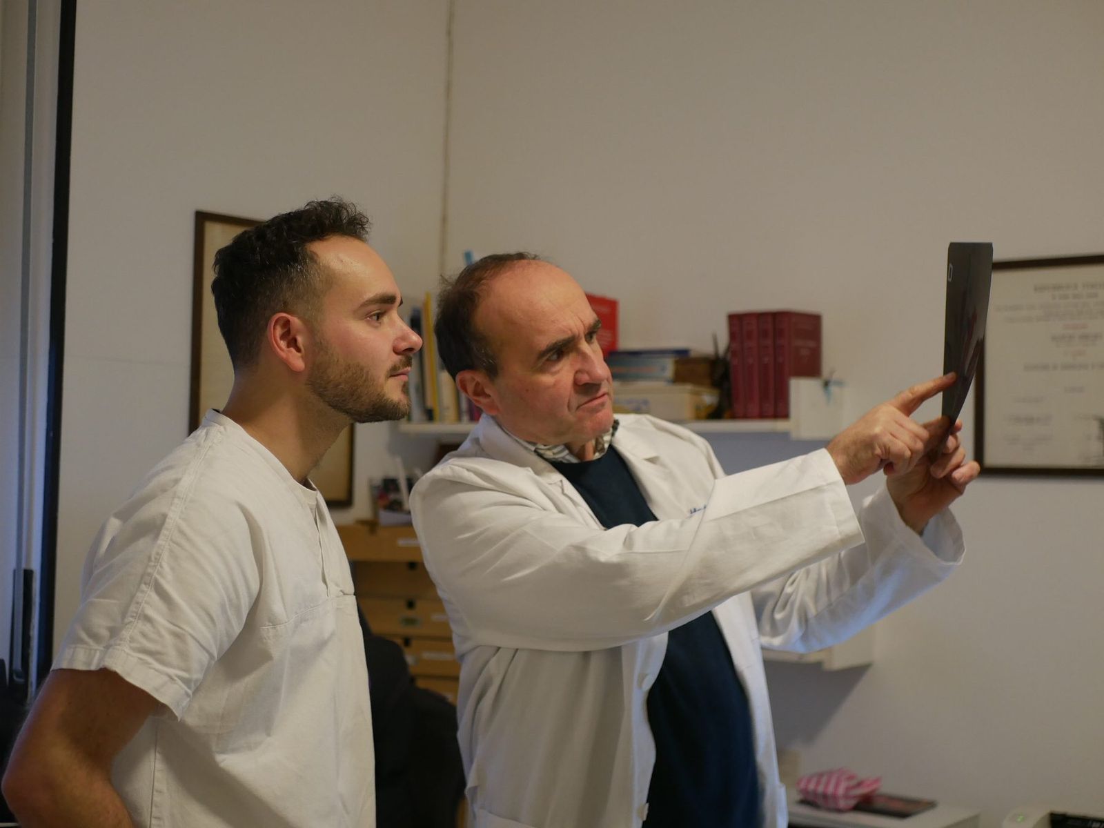 Il dott. Sergio Maiuri e Matteo Maiuri esaminano una radiografia in studio
